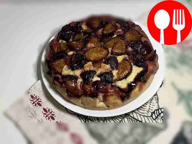 Сливовый пирог под сахарной заливкой