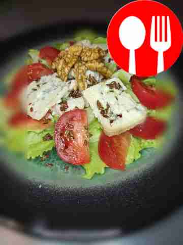 Салат с сыром дорблю, семенами льна и грецким орехом