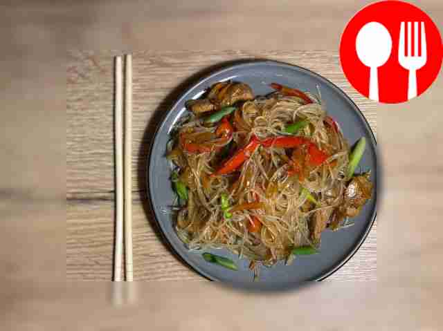 Фунчоза с овощами и шампиньонами