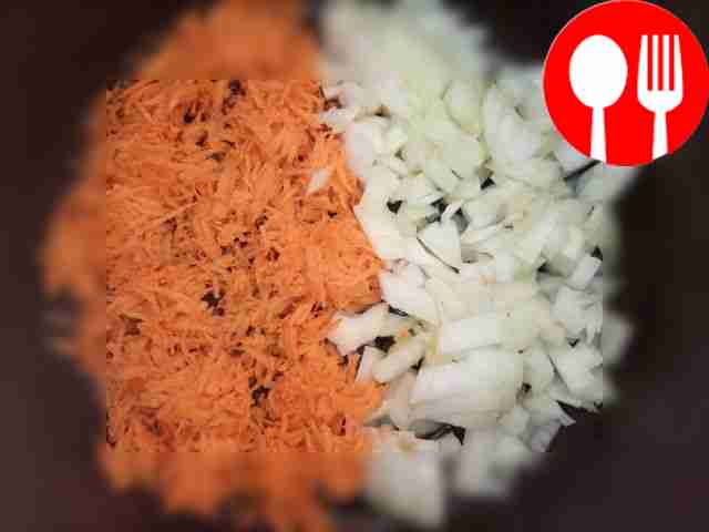 Натрите морковь на крупной терке, лук нарежьте...