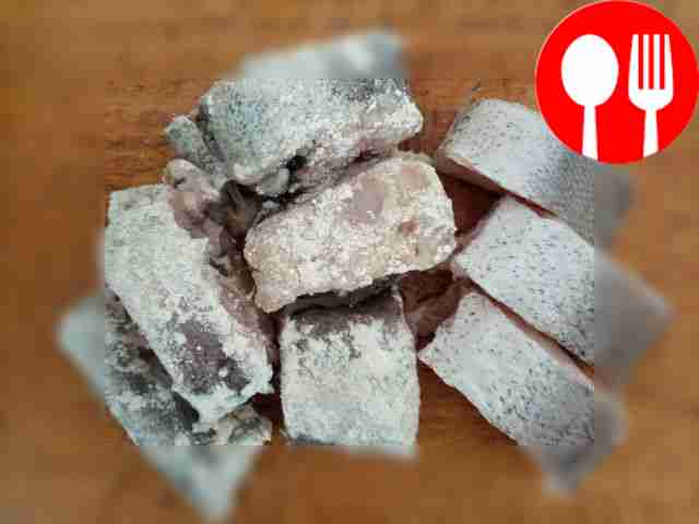 В этот момент очистите рыбу, если потребуется,...