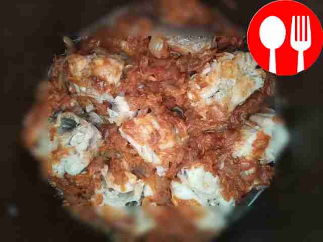 В чистую чашу мультиварки положите кусочки...