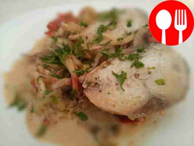 Fragrant mackerel in creamy mushroom sauce