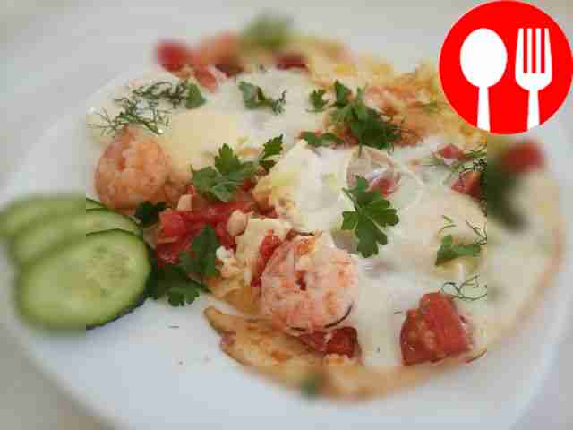 Сытная яичница с креветками на сковороде