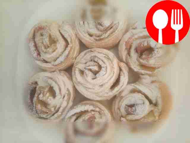 Appetizing puff pastry roses with apples