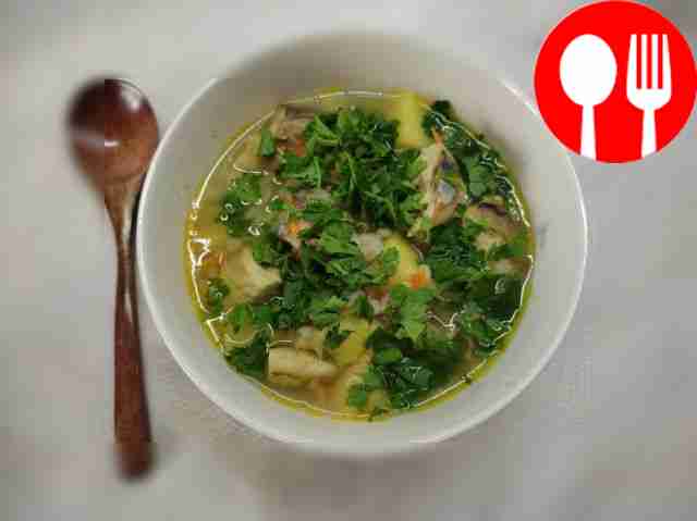 Наваристый суп из скумбрии с перловкой