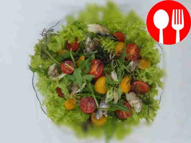 Warm salad with tangerine and mackerel