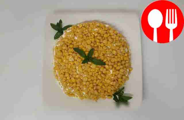 Слоеный салат со скумбрией и консервированной кукурузой