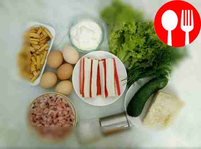 Промойте овощи и зелень под проточной водой....