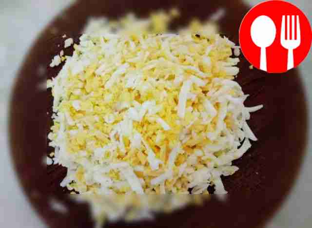 Огурцы с кожурой и яйца, очищенные от...