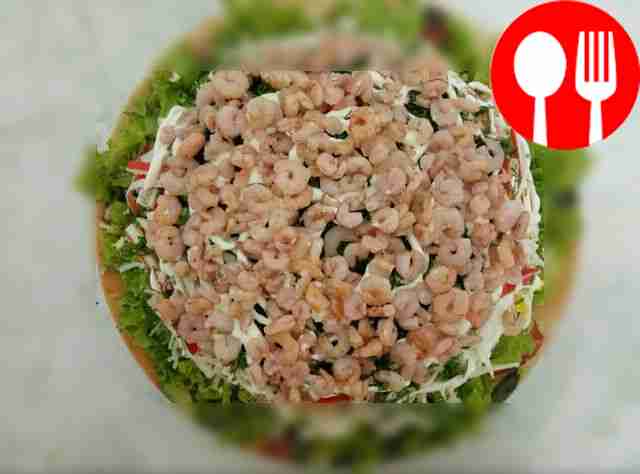 На подготовленное блюдо уложите листья салата....