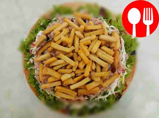 Слоеный салат «Цезарь» с креветками и крабовыми палочками