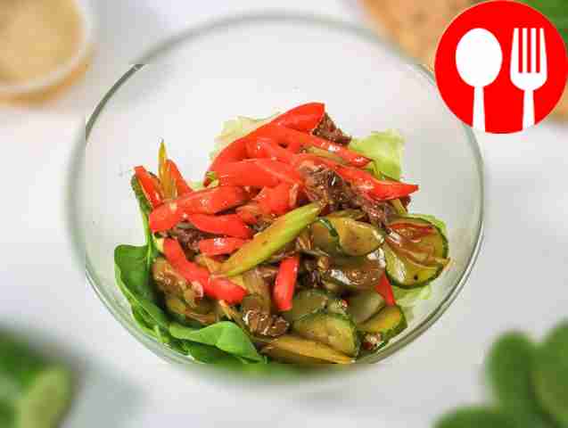 К салатному миксу добавьте обжаренную говядину...