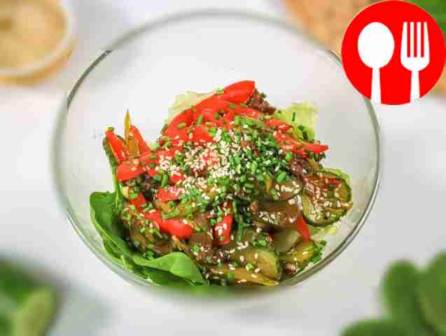 Разложите говядину с овощами и зеленью по...