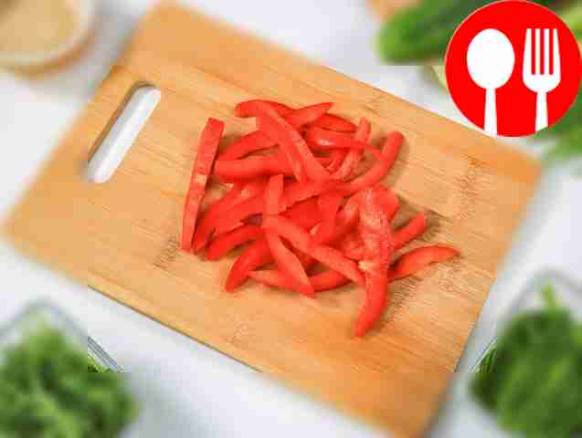 Разрежьте болгарский перец пополам, удалите...