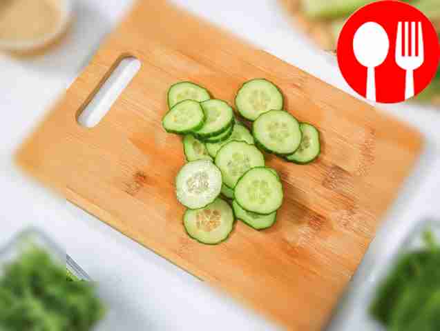 Порежьте огурец на тонкие ломтики.