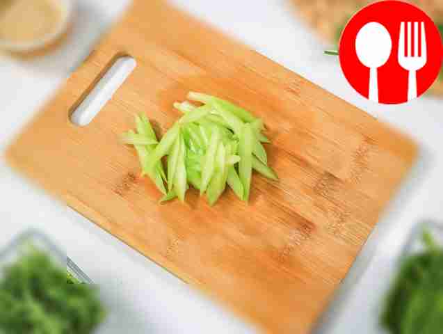 Нарежьте сельдерей тонкой соломкой под наклоном.