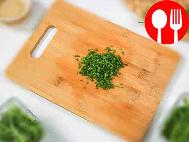 Зелёный лук нашинкуйте очень мелко.