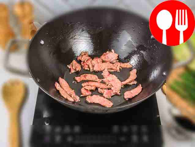 Нагрейте сковороду и добавьте растительное...