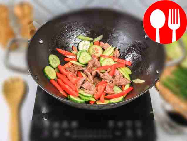 Положите в сковороду болгарский перец,...