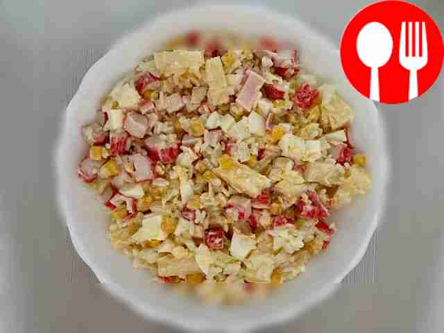 Аппетитный салат с крабовыми палочками и ананасами