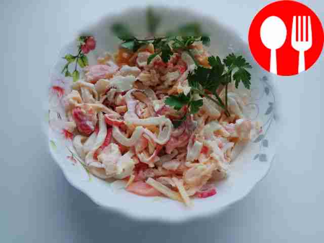 Необычный салат из крабовых палочек с морепродуктами