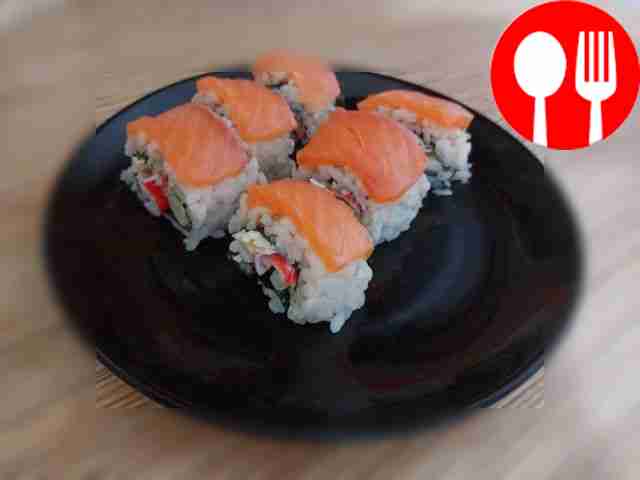 Домашние роллы с крабовыми палочками и красной рыбой