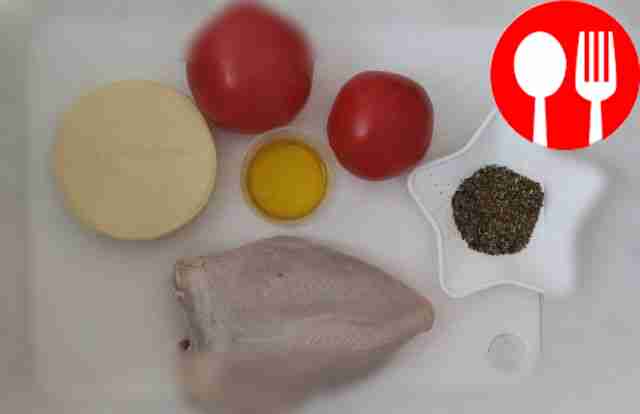 Промойте курицу, помидоры и зелень холодной...