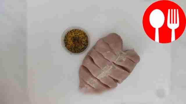 Нарежьте помидоры тонкими кружочками, а сыр —...