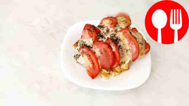 Ароматная куриная грудка «Капрезе» в духовом шкафу