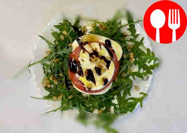 Spicy Caprese salad with arugula and pine nuts