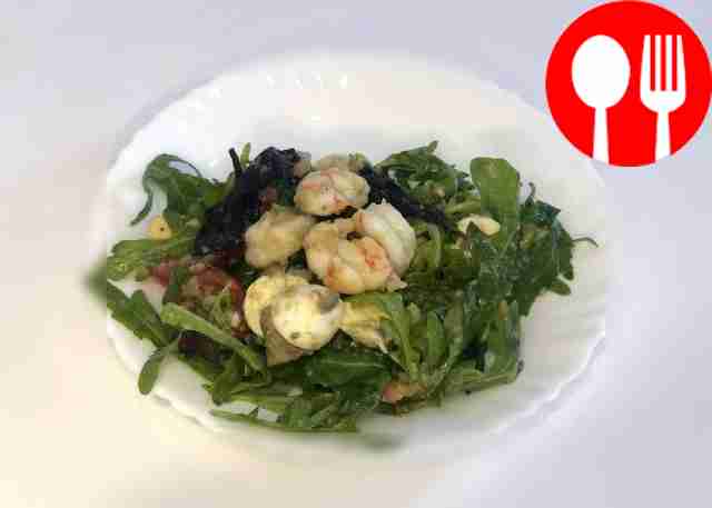 Appetizing Caprese salad with regan