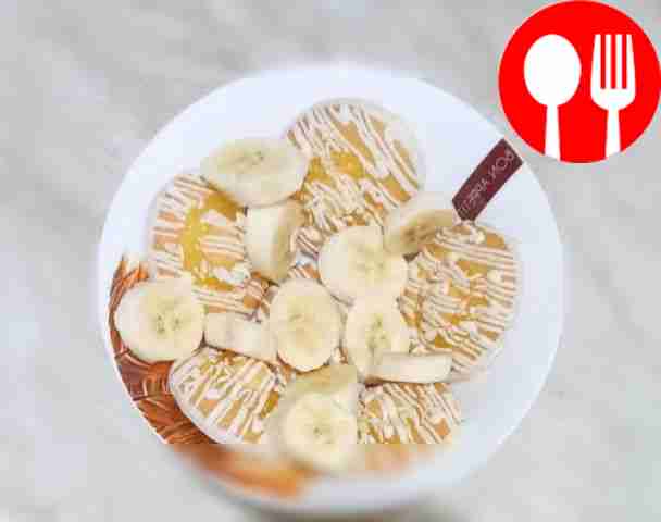 Печенье уложите в большую миску, затем банан...