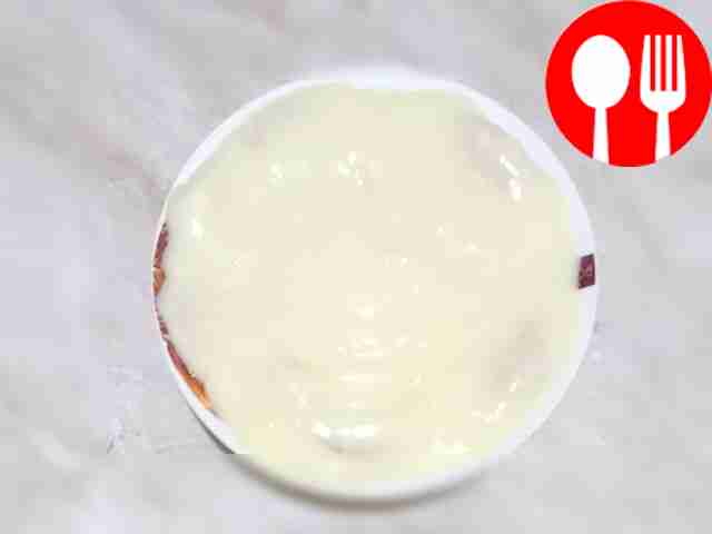 Залейте пудинг в форму, уложив на дно печенье...