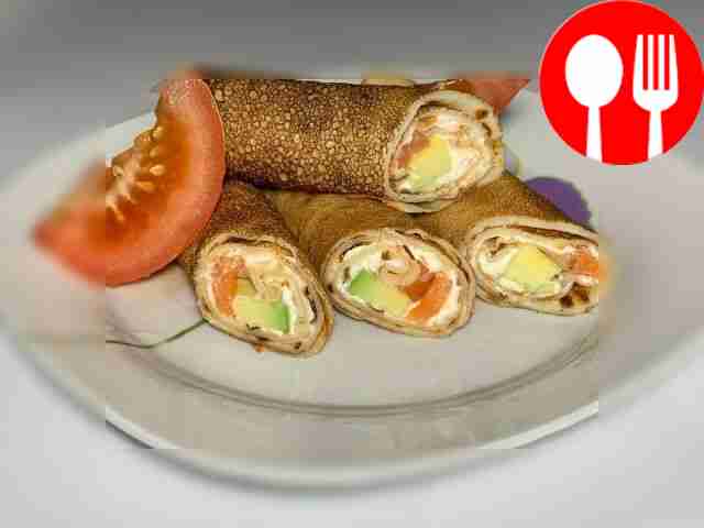 Блинные рулеты с форелью, сливочным сыром и авокадо