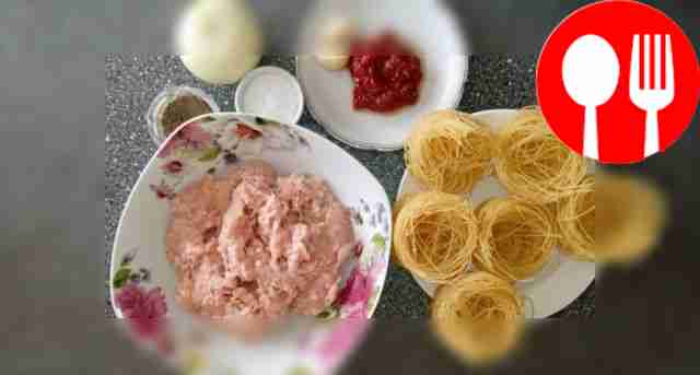 Разложите макаронные гнезда по тарелке, затем...