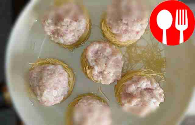 Возьмите большую посуду и поместите туда фарш,...