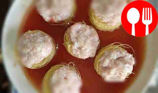 Влейте в сковороду кипяток; как только вода...