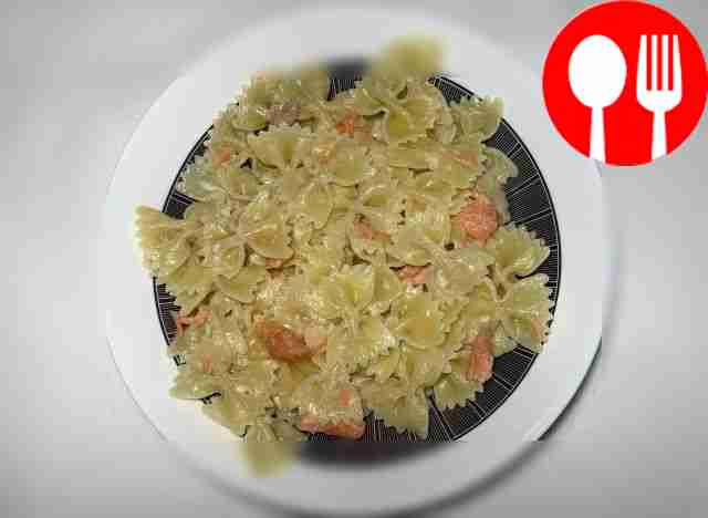 Pasta with salmon in cream sauce