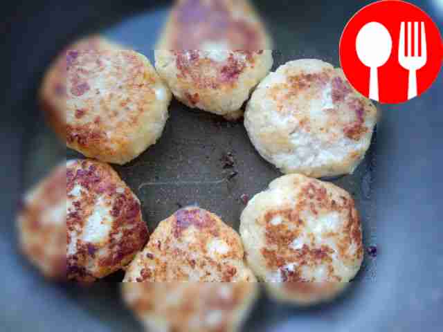 Разогрейте сковороду и добавьте растительное...