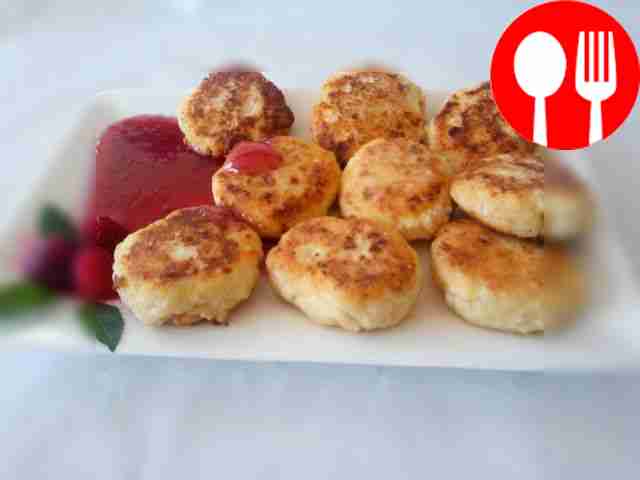 Разложите сырники на отдельной плоской...