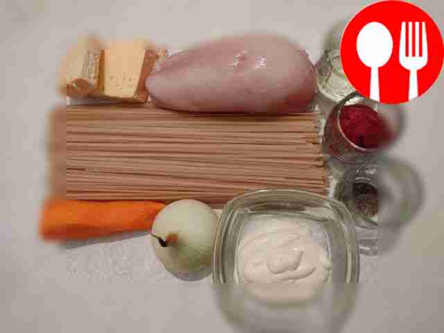 Выложите макароны из пачки, лук и морковь...