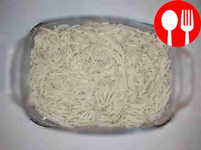 Нарежьте морковь кружочками. Затем куриное...