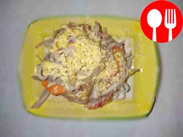 Выложите блюдо на плоскую тарелку и посыпьте...