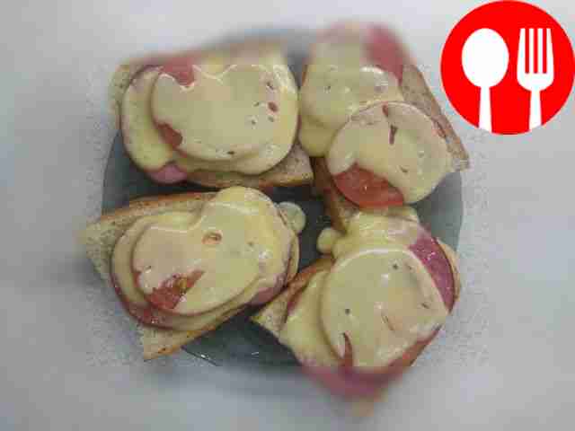 Quick sandwiches with sausage and tomatoes