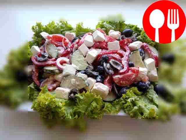 Быстрый греческий салат с сыром и красным луком