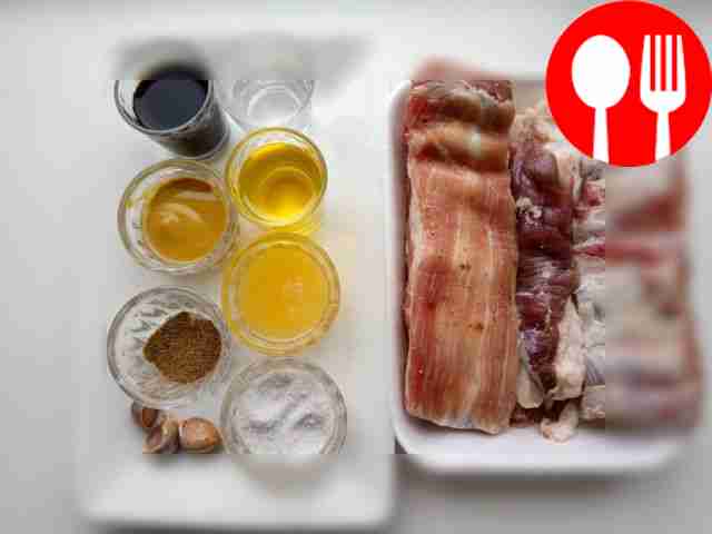 Положите ребра на тарелку. Разместите в...