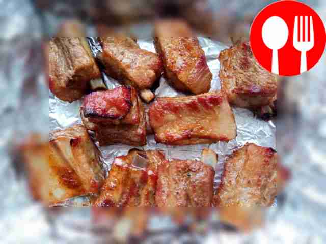 Возьмите миску и влейте в неё соевый соус,...