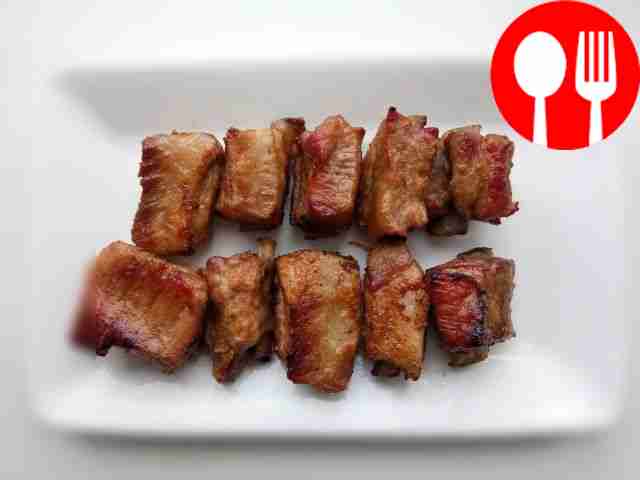 Украсьте тарелку листьями салата и помидорами,...