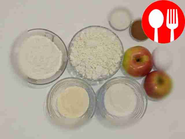 Разложите творог, сахар, манку и пшеничную...